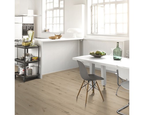 Lichte ruimte met keuken, eettafel en lichte houten vloer