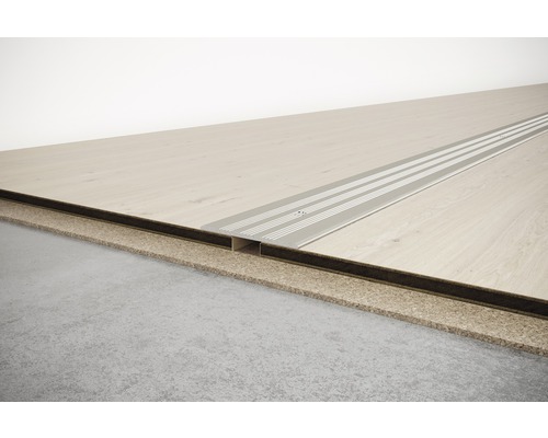 Vloerprofiel van aluminium op laminaatvloer