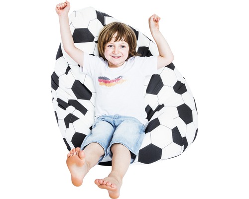 Jongen ontspant op een zitzak met voetbalpatroon