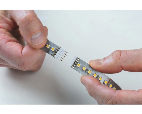 Een LED-strip wordt door twee handen vastgehouden.