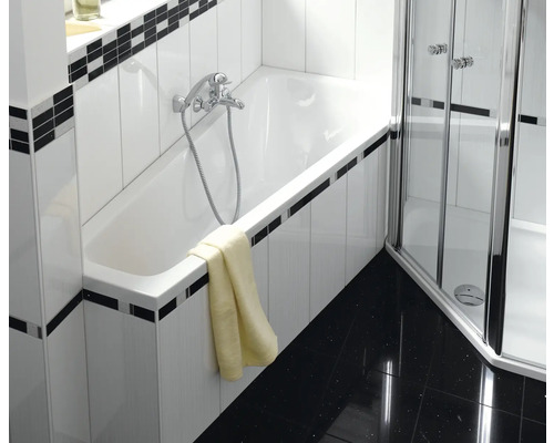 Badkamer met bad en douchecabine