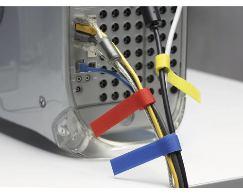 Kabelbeheer met gekleurde klittenbanden op een computer