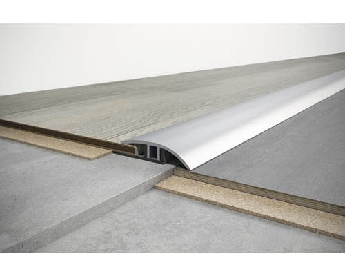 Vloerprofiel van aluminium voor het verbinden van verschillende vloerbedekkingen.