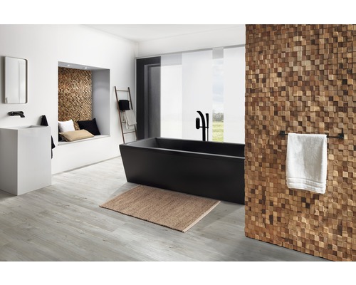 Badkamer met vrijstaand bad, wastafel, spiegel, houten bekleding en decoratieve ladder