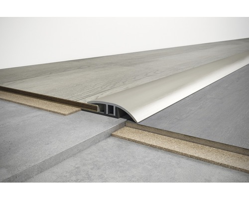 Geïnstalleerd overgangsprofiel tussen twee vloerbedekkingen.