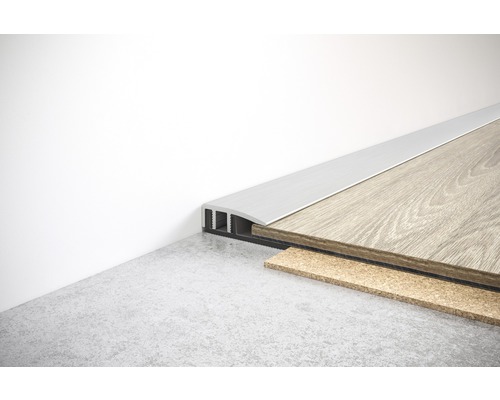 Aluminium vloerprofiel voor het verbinden van verschillende vloerbedekkingen.