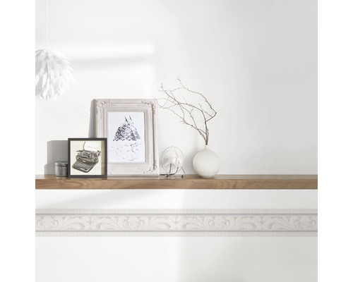 Woonkamer met rand en decoratie op een wandplank.