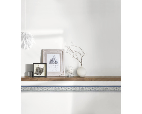 Decoratieve kamer met border, afbeeldingen en accessoires