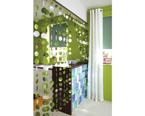 Decoratief interieur met kralengordijn, raam, gordijn en keukenblok