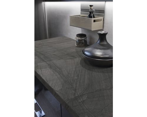 Keukenwerkblad met keukengerei op een werkblad.