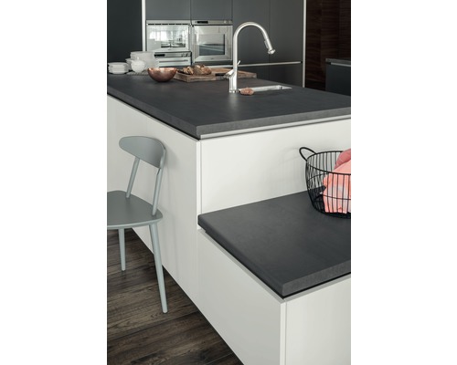 Kookeiland met werkblad, gootsteen en kraan in een lichte, moderne keuken