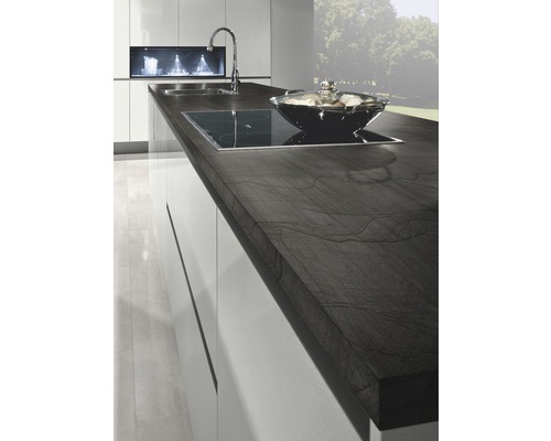 Keukenscène met spoelbak, kookplaat en werkblad