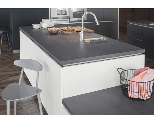 Keukeneiland met spoelbak, kraan en werkblad in een moderne keuken