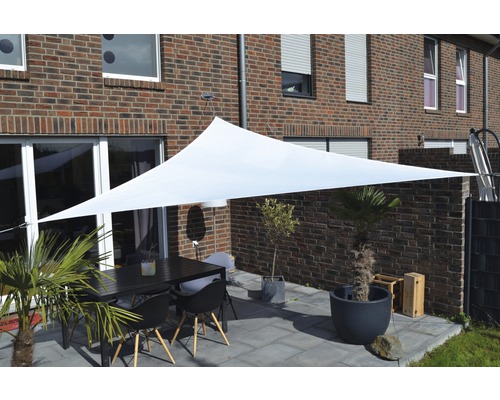 FLORACORD Schaduwdoek wind- en waterdoorlatend driehoek crème wit 500x500x500 cm Bovenaanzicht van een terras met een driehoekig zonnescherm, tuinmeubelen en planten