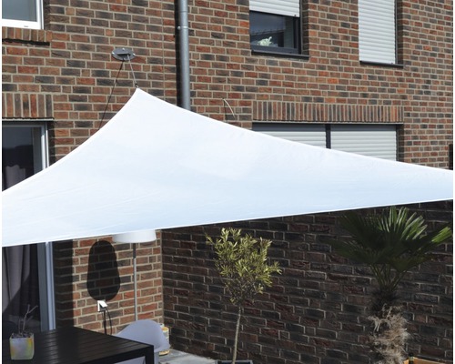 Buitenzitje met driehoekig zonnescherm voor schaduw