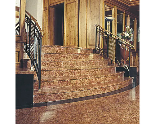 Trap met tegels en leuning in een interieur