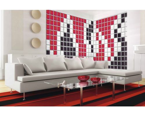 Woonkamer met glazen bouwsteenwand in rood, zwart en wit achter hoekbank