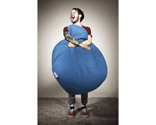 Man omhelst een blauwe zitzak binnenshuis