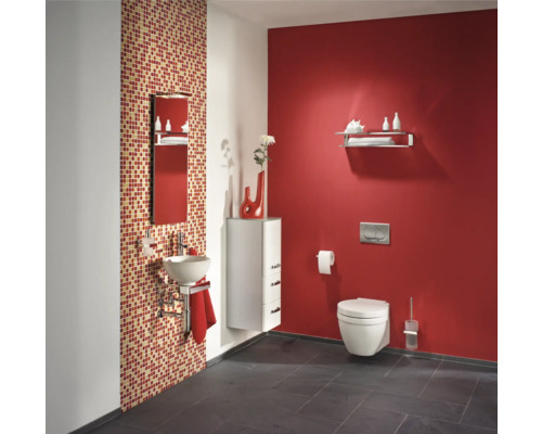 Badkamer met wastafel, toilet, spiegel en badkamermeubel in rood en wit