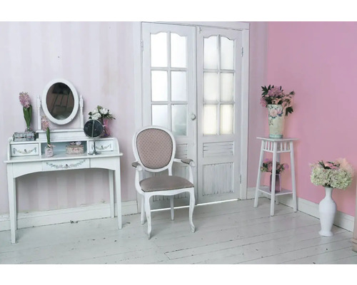 Scene met kaptafel, stoel, bijzettafel en bloemenvazen in een kamer