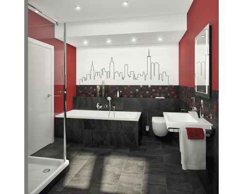 Moderne badkamer met ligbad, douche, wastafel en toilet tegen een rode muur met skyline decoratie.