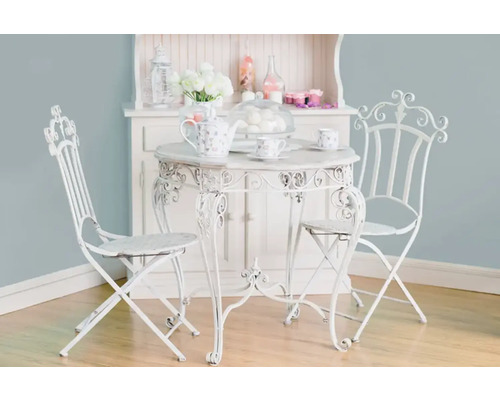 Gedekte tafel met twee stoelen voor een dressoir