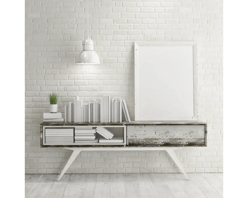 Decoratief interieur met console, boeken, kamerplant, lamp en fotolijst voor een bakstenen muur