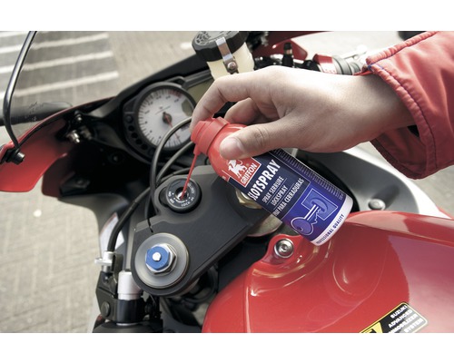 Griffon slotspray wordt in het contactslot van een motorfiets gespoten.