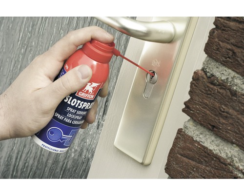 Een blik Griffon slotspray wordt in een deurslot gespoten.