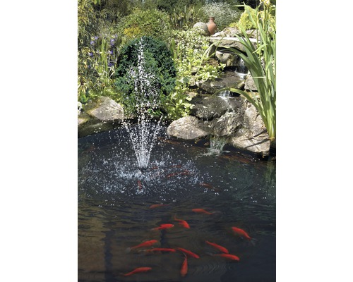 Vijver in de tuin met fontein, waterval en goudvissen