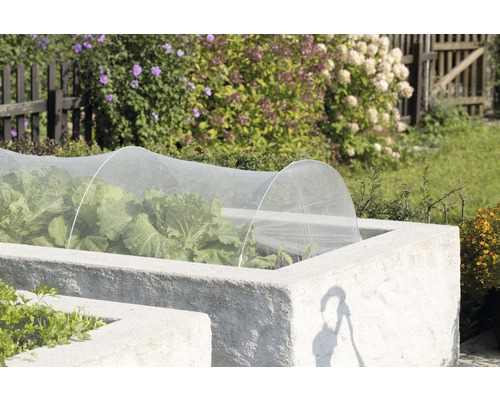 Hoge plantenbak met insectennet in de tuin