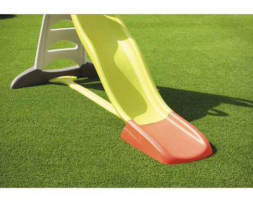 Detailweergave van een glijbaan voor kinderen op kunstgras