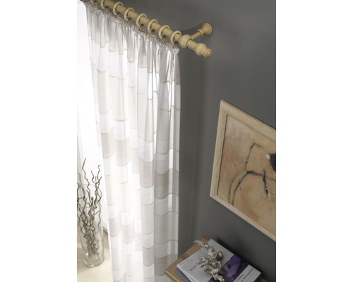 Gordijn met gordijnroede en decoraties in een kamer