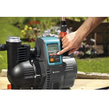 Gardena hydrofoorpomp met digitaal display wordt bediend.