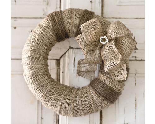 Decoratieve deurkrans met strik en bloemversiering