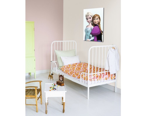 Kinderkamer met bed, tafel, stoel, kast en een muurschildering van Anna en Elsa