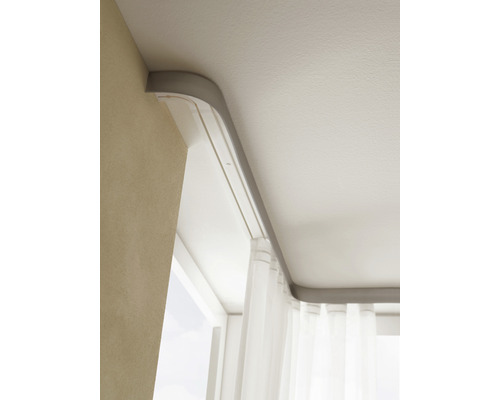 Gordijnrail aan plafond en muur met gordijn