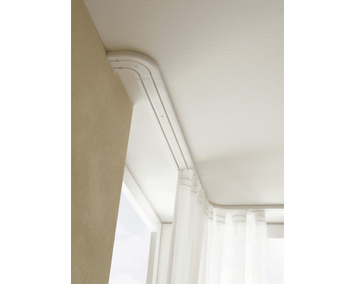 Plafondgemonteerde gordijnrail met gordijn