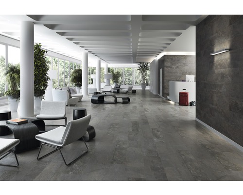 Ruime hal met vloertegels in steenlook, witte zuilen en moderne zittingen