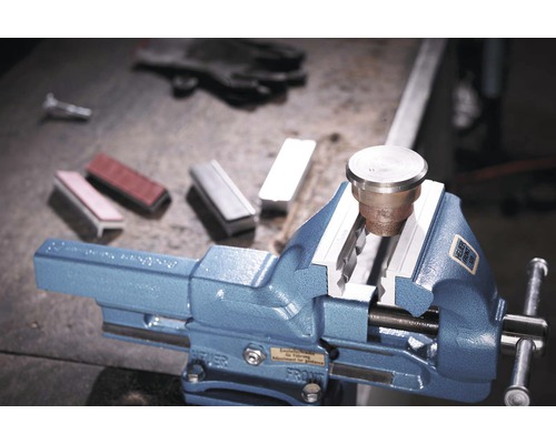 HEUER bankschroef met een metalen werkstuk erin geklemd