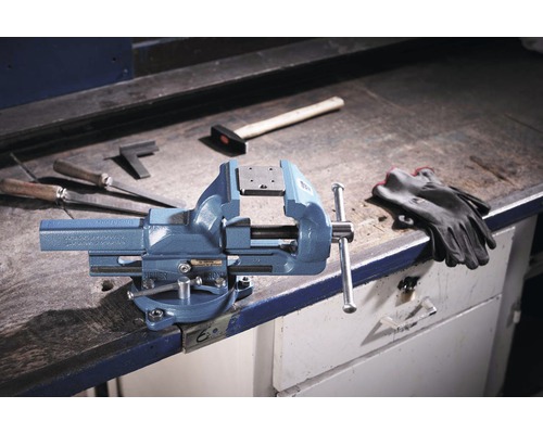 Werkbank met bankschroef, hamer, vijlen en handschoenen