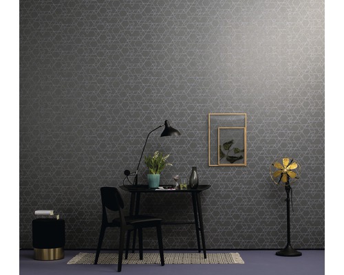 Een werkkamer met een bureau voor een grijs geometrisch behang