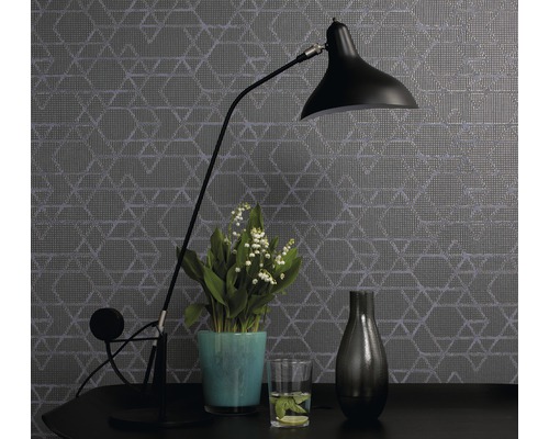 Decoratieve scène met geometrisch behang, bureaulamp, bloemen en tafeldecoratie