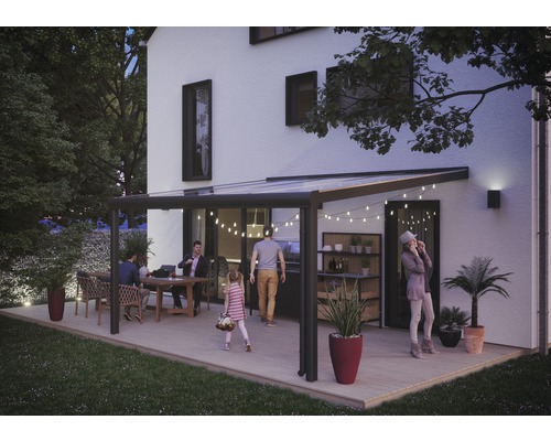 Terrasoverkapping met zittende mensen en verlichting aan het huis