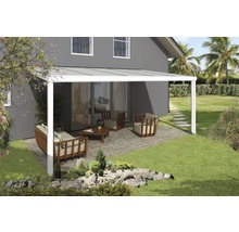 Terras met overkapping en zitmeubelen in de tuin