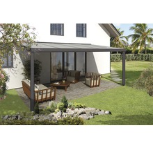 Terras met overkapping en zithoek in de tuin