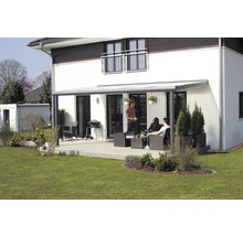 Terras met terrasoverkapping aan een woonhuis met tuinmeubelen en barbecue
