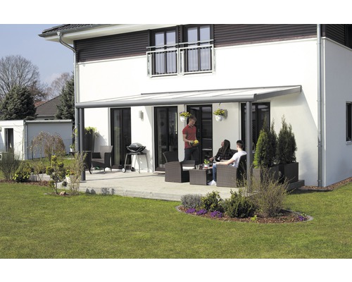 Terras met terrasoverkapping aan een woonhuis met tuinmeubelen en barbecue