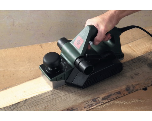 Elektrische schaafmachine in gebruik op een houten plank