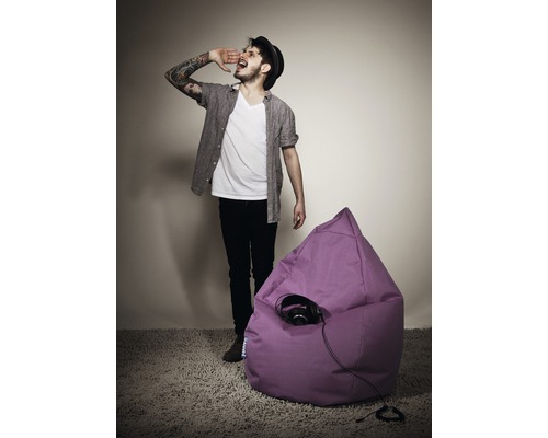 Scène met een man naast een paarse zitzak en een hoofdtelefoon